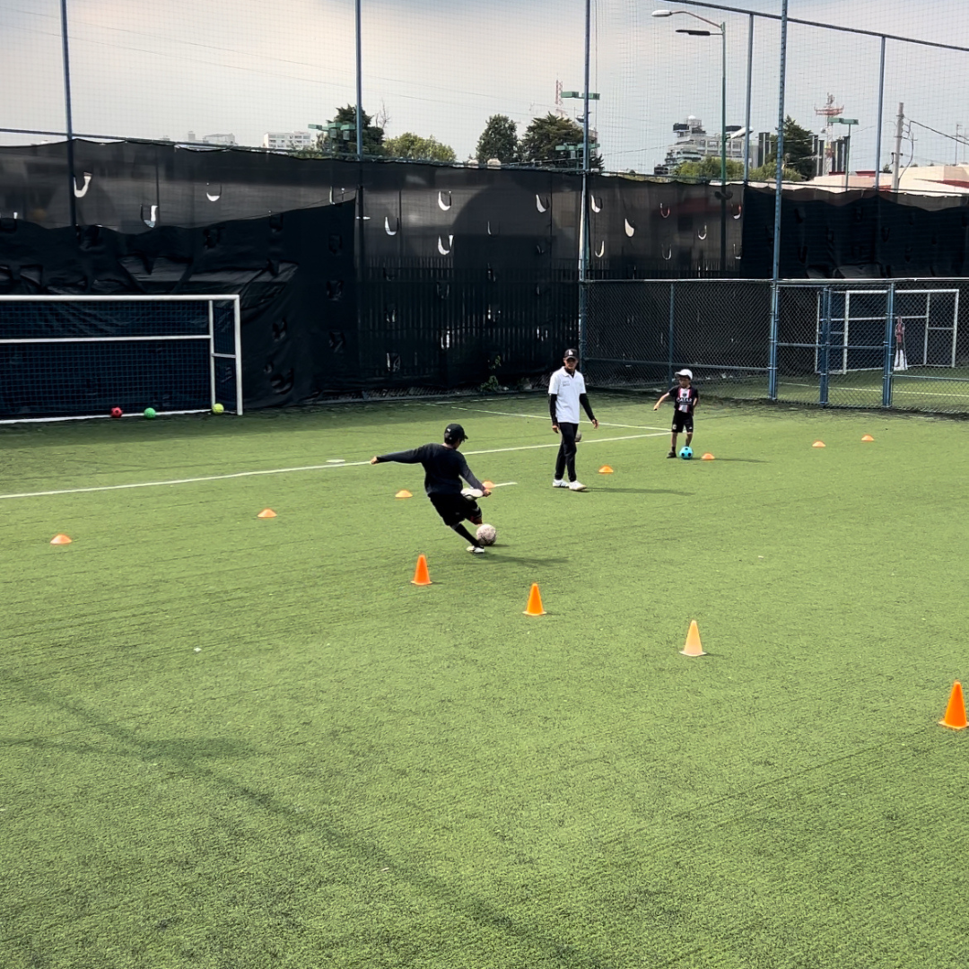 Entrenamiento muestra para escuela de fútbol sabatina